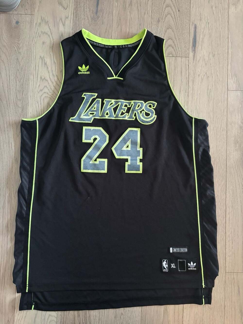 Adidas Los Angeles Lakers Kobe Bryant 24 Jersey Size XL Black Neon